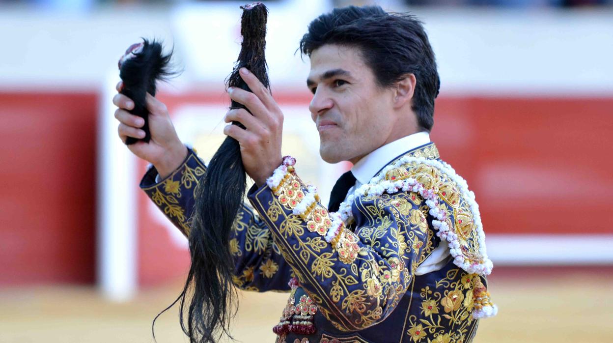 Pablo Aguado paseando las dos orejas y rabo simbólicos tras indultar al sexto de la tarde