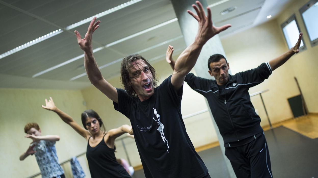 Rubén Olmo mientras imparte una clase de danza