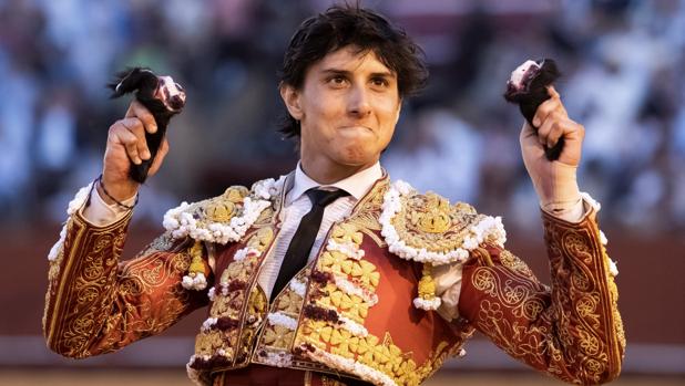 Toros en Sevilla: Otro «Encendido» ilumina la tarde