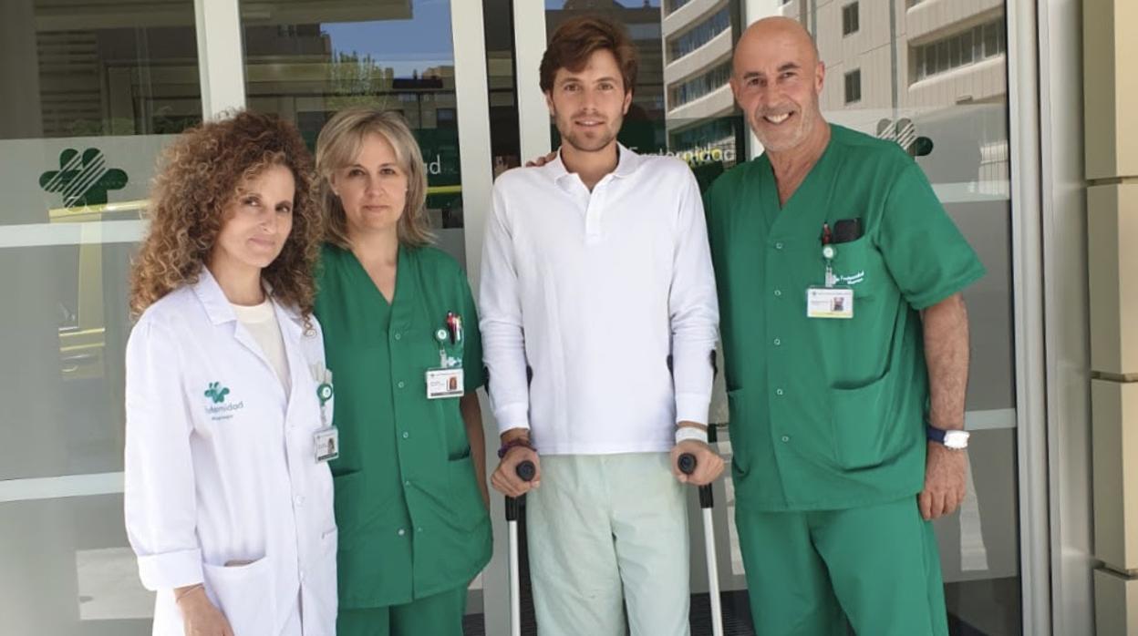 El diestr francés saliendo del hospital con el equipo médico que le ha atendido-
