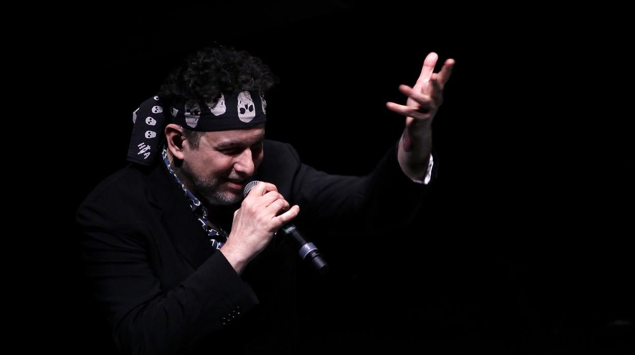 Andrés Calamaro brilló anoche en Fibes con su gira Cargar la suerte