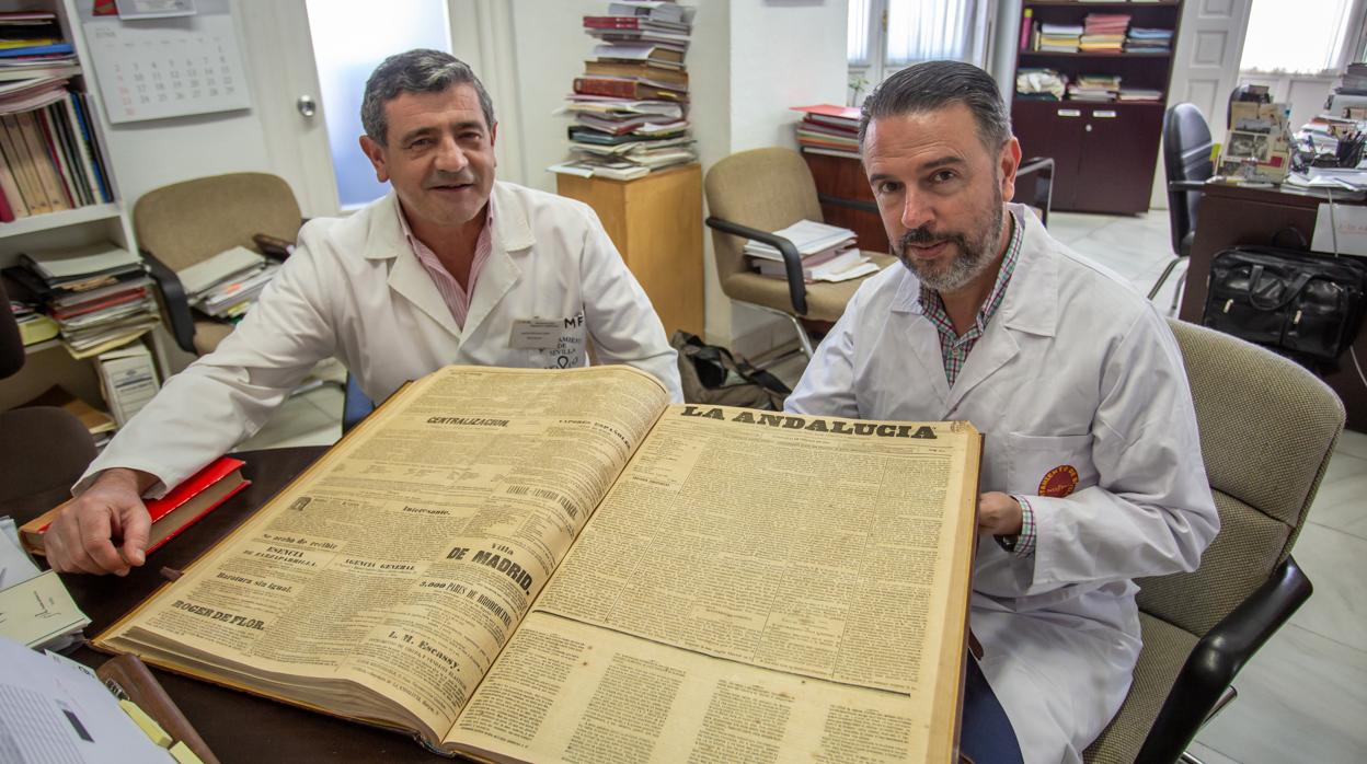 Marcos Fernández y Rafael Cid con un tomo que recopila ejemplares de «La Andalucía»