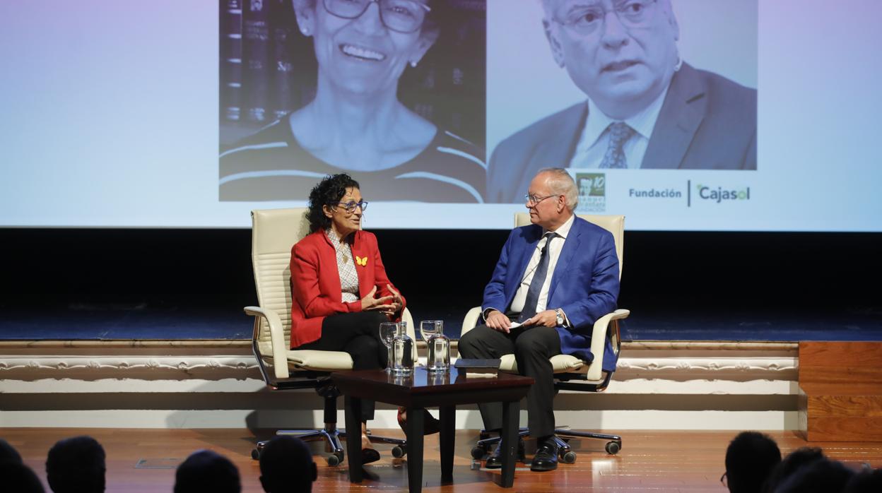 Paloma Recasens Sánchez Mejías en conversación ayer con Álvaro Ybarra