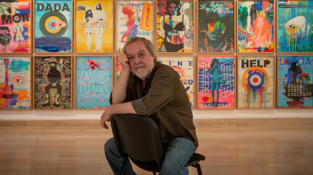 Manolo Cuervo ante un enorme políptico, en la exposición en la Casa de la Provincia