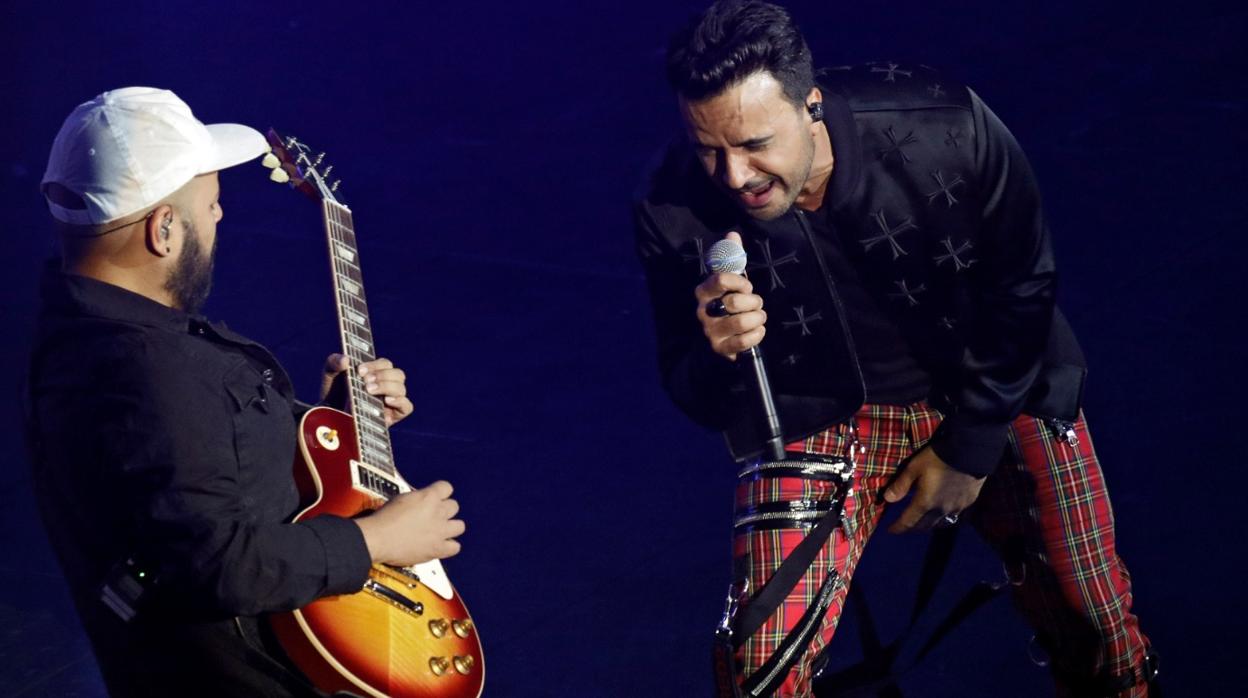 Luis Fonsi, durante su concierto anoche en Fibes