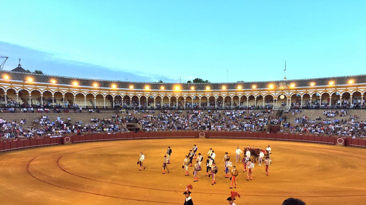 Paseíllo de una novillada de promoción en la Real Maestranza el año pasado
