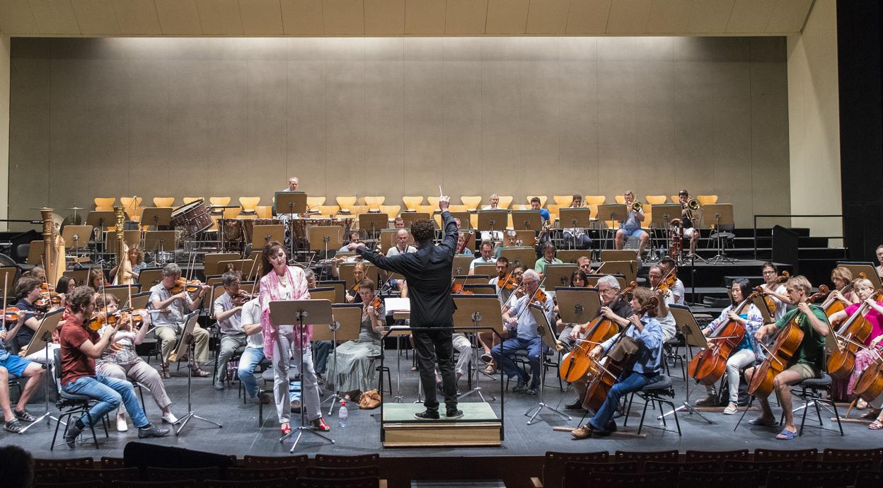 La Real Orquesta Sinfónica de Sevilla durante un ensayo dirigido por John Axelrod