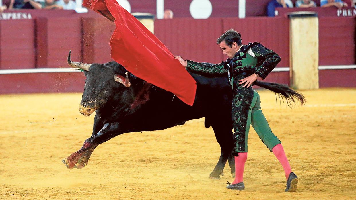Juan Ortega durante el sexto toro de la tarde
