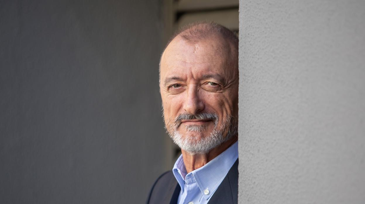Arturo Pérez-Rerverté regresó ayer a la capital andaluza con «Sidi», su nueva novela