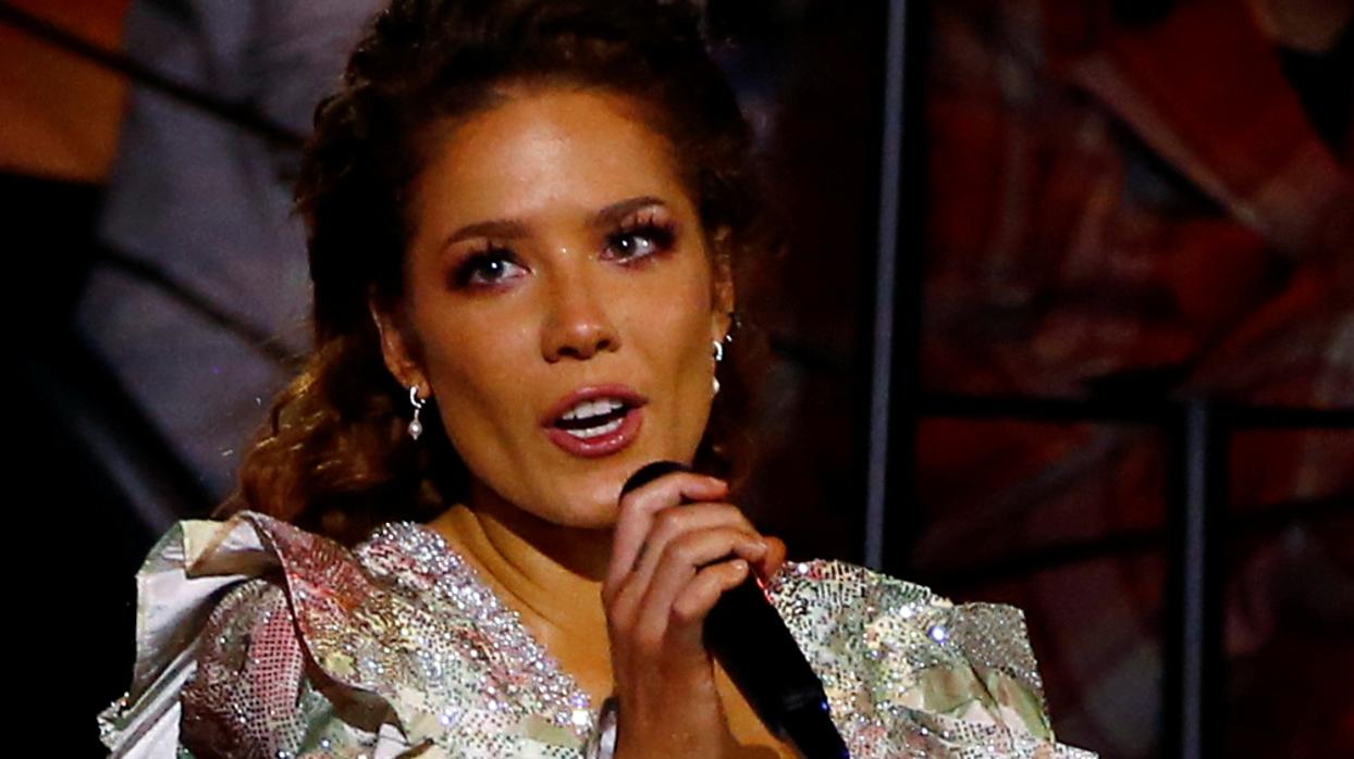 La cantante Halsey recogiendo el premio