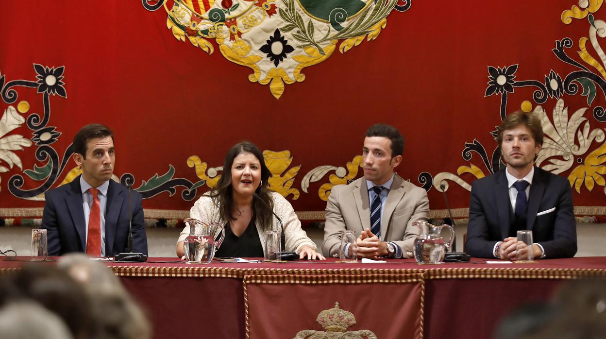 Juan Ortega, la periodista Inma León, David de Miranda y Juan Leal, en el Salón de Carteles de la Maestranza