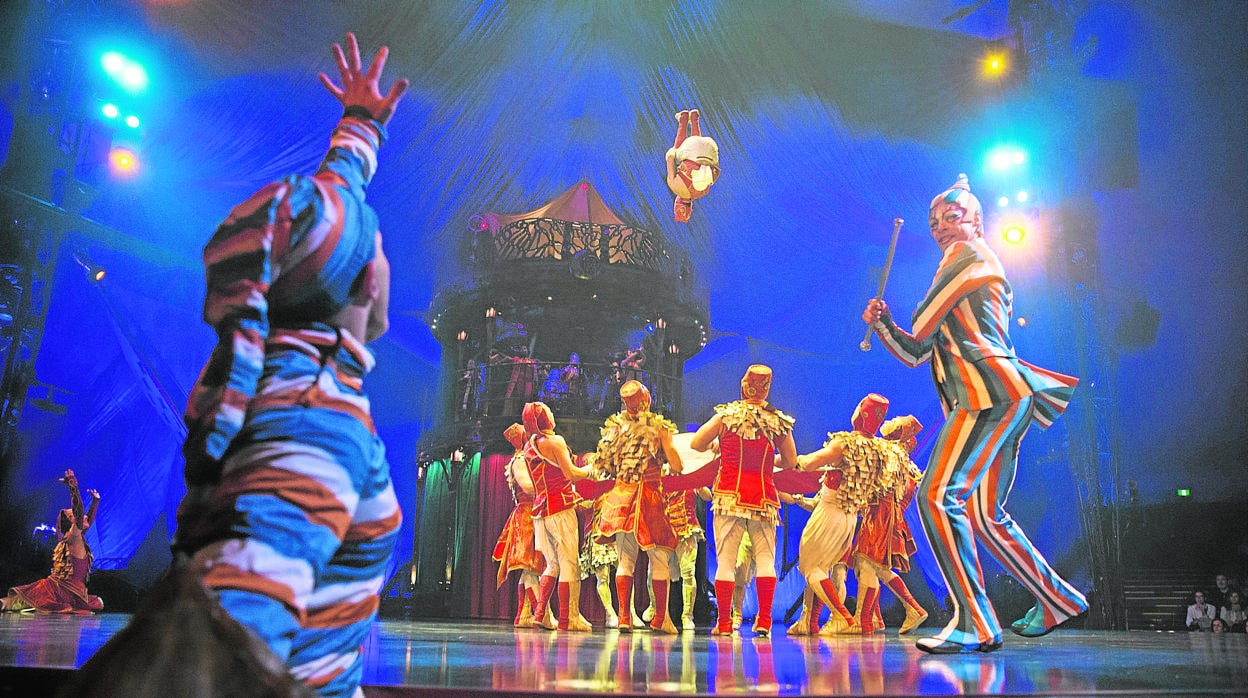 El acrobático número del trampolín que impulsa a los artistas para sus saltos mortales