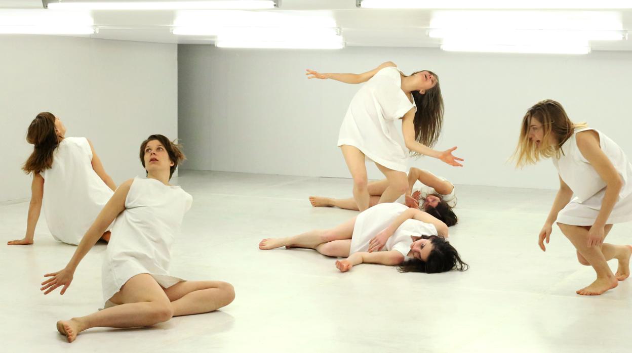 Siete mujeres dentro de un cubo, una arquitectura móvil que resulta una caverna o una liberación