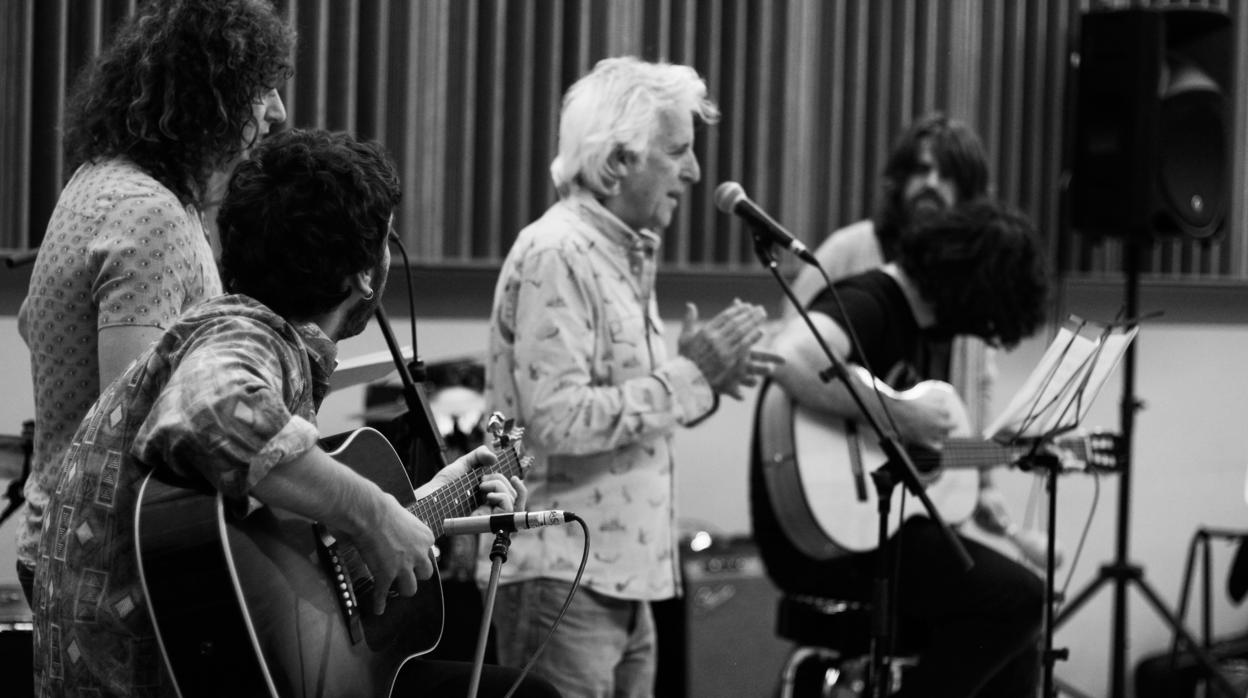 Kiko Veneno y Derby Motoreta's Burrito Kachimba durante la grabación del single