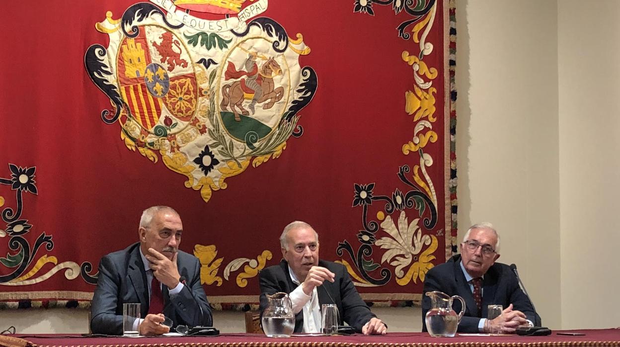 El periodista Santiago Sánchez Traver, Paco Dorado y el presidente del Aula Taurina, Miguel Serrano