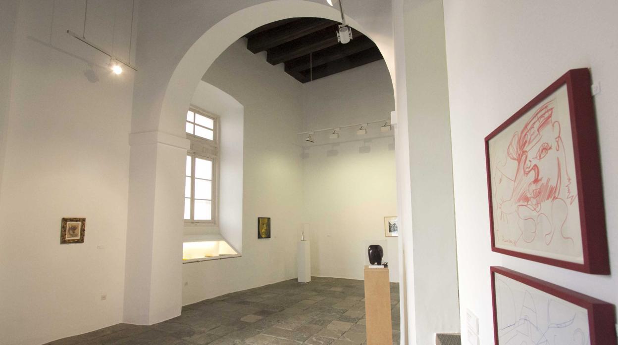 En la imagen, el pasillo de una galería de arte