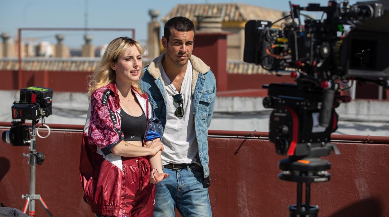 Natalia de Molina y Mario Casas durante el rodaje de «Adiós», del sevillano Paco Cabezas