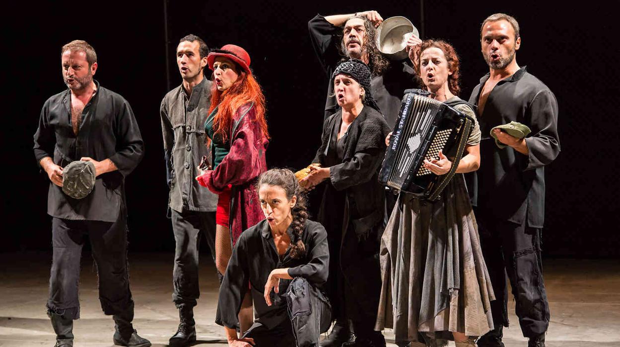 «Madre coraje», una de las obras más premiadas de la escena andaluza, en el teatro romano de Itálica