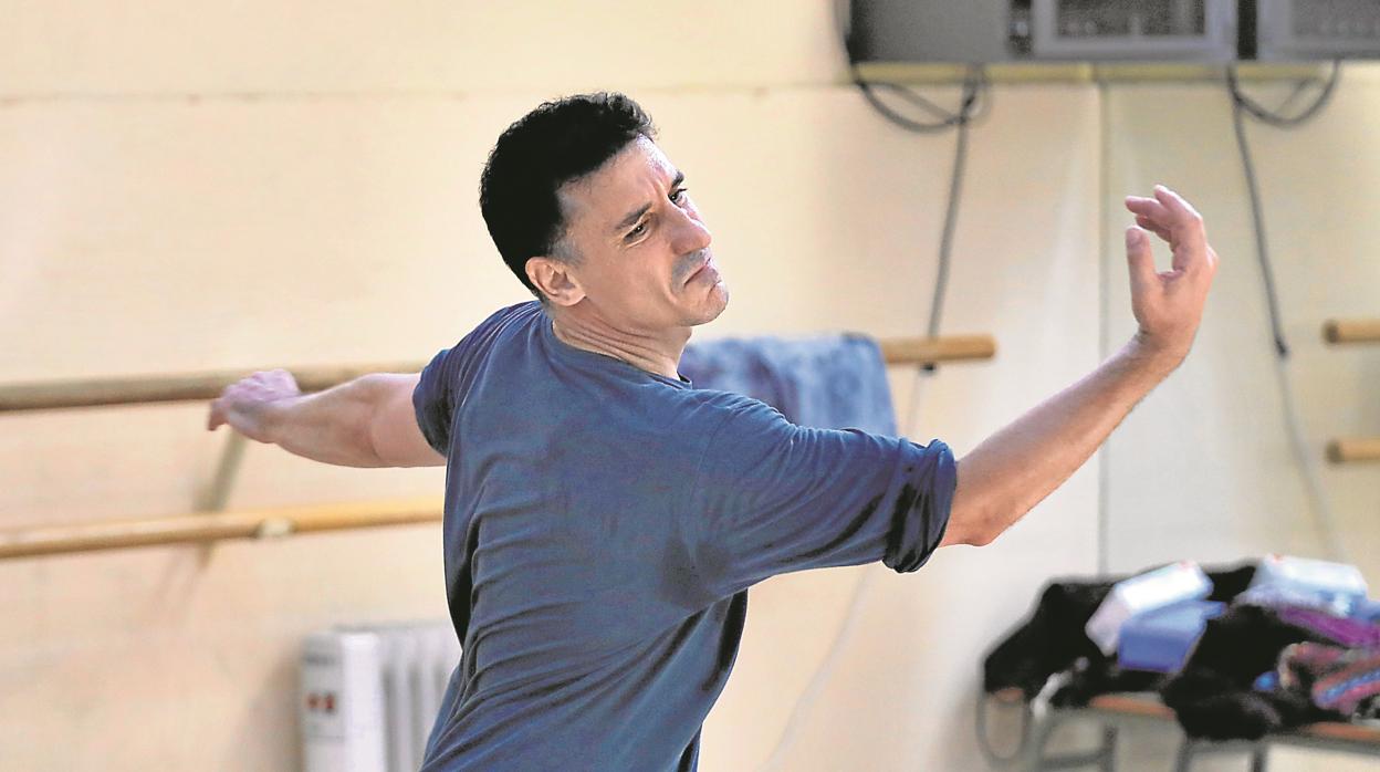 El bailaor Fernando Romero junto al resto del elenco del nuevo espectáculo que estrena en Bienal