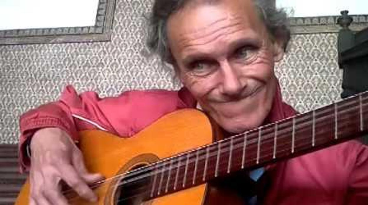 Javier tocando la guitarra en la Plaza de España