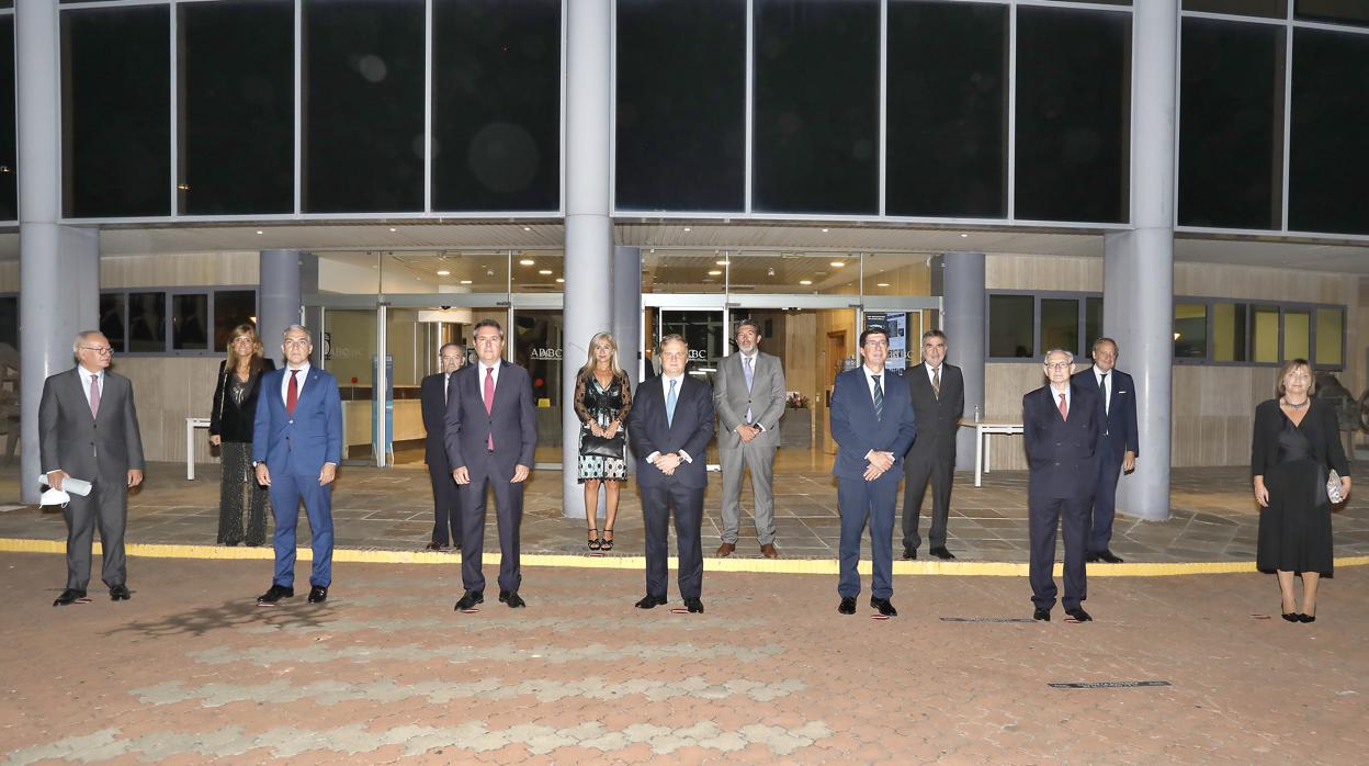Las personalidades presentes en el acto -en la imagen a las puertas de la Casa de ABC de Sevilla- guardaron las medidas de prevención contra el Covid