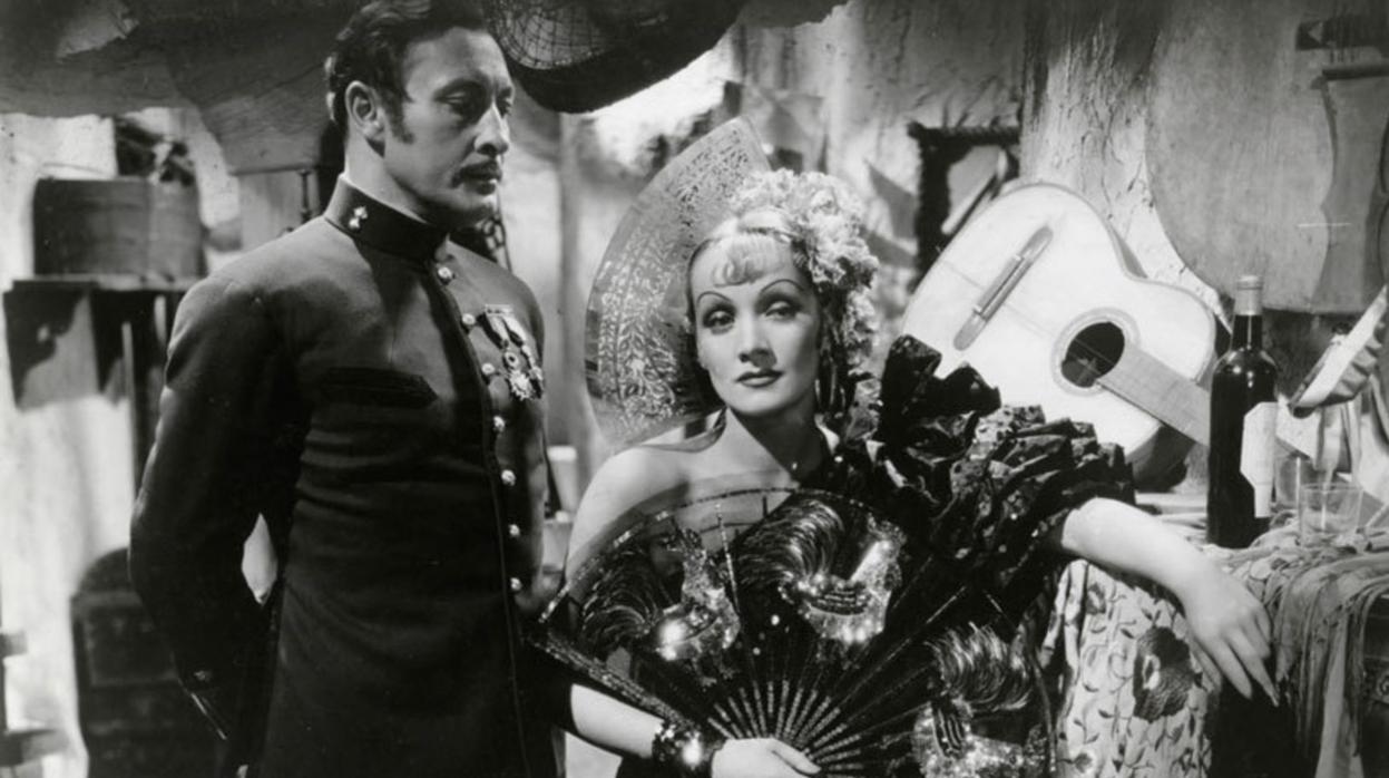 Marlene Dietrich, en una escena de la película «Devil is a Woman»