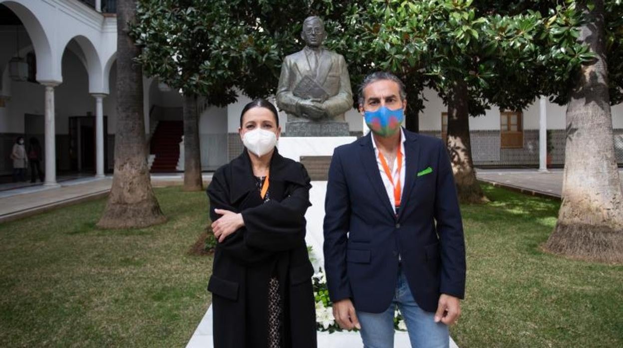 Eva Yerbabuena con el cantaor Pedro El Granaíno, quien la ha acompañado