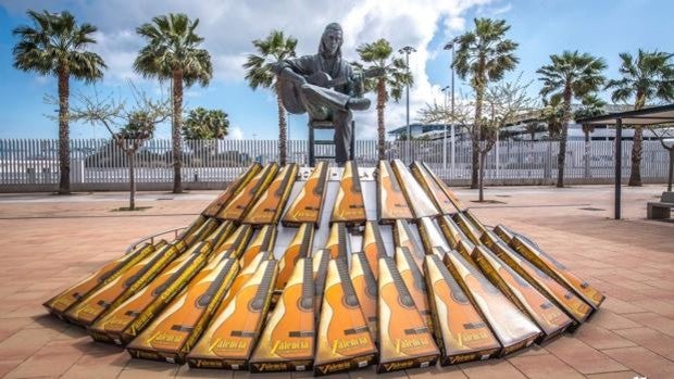 La campaña 'Un niño, una guitarra' entrega 50 instrumentos en Algeciras