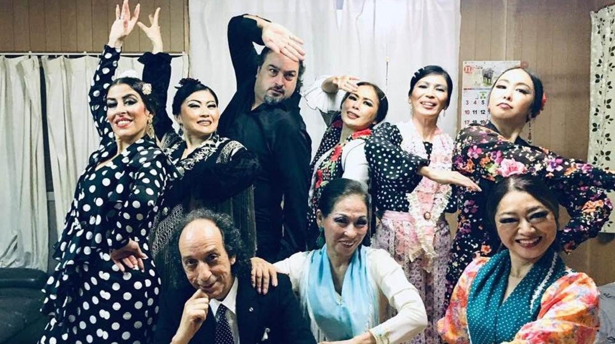 El guitarrista Emilio Maya (sentado), uno de los últimos flamencos en instalarse en Japón, junto a sus compañeros de actuación en Tokio