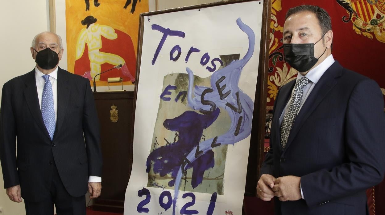 El empresario Ramón Valencia, junto con el delegado del Gobierno de la Junta de Andalucía en Sevilla, Ricardo Sánchez