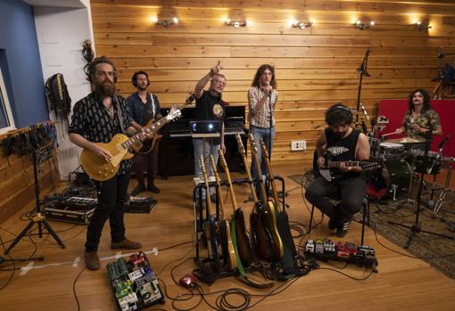 El grupo sevillano DerbyMotoreta’s Burrito Kachimba grabando su parte de la banda sonora de la película con Daniel Monzón en los estudios Sputnik