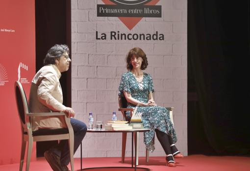 Fernando Iwasaki e Irene Vallejo durante el coloquio que mantuvieron este martes
