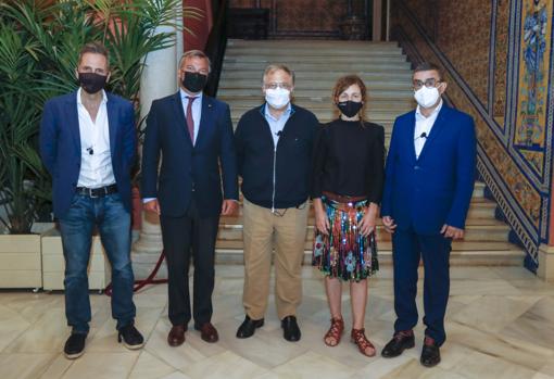 Jesús Álvarez, Enrique de Queralt y Aragón, Luis Herrero, María Varo y Francisco Robles este lunes en la sede de Cajasol