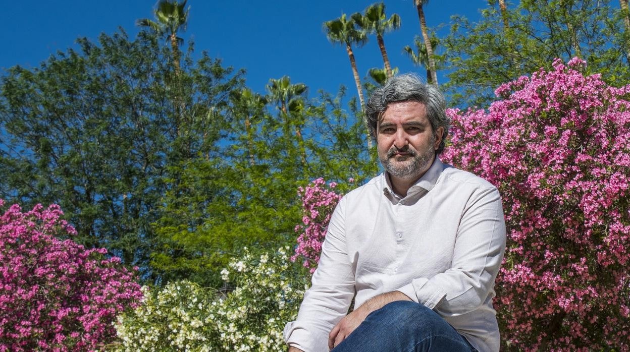 El escritor Daniel Ruiz en los Jardines de Murillo, poco antes de la entrevista