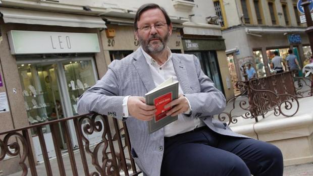 Juan Lamillar: «Lo fundamental en la poesía es la forma de mirar el mundo y las cosas»