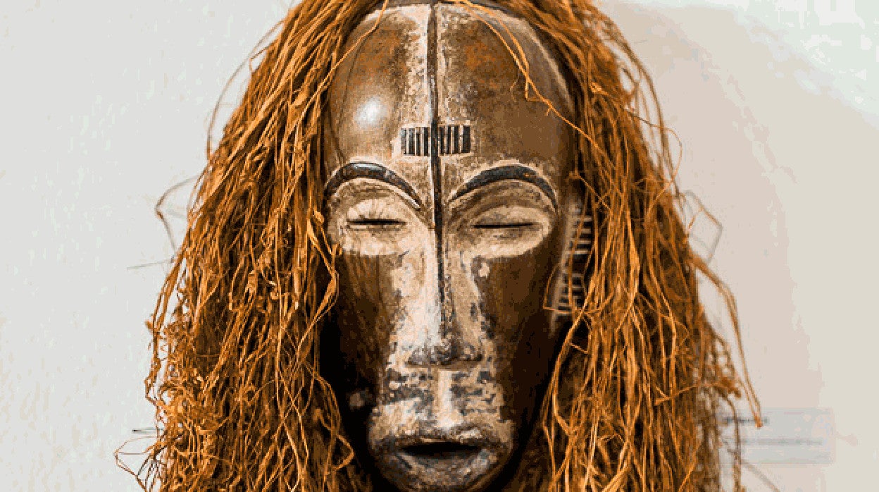 Una de las piezas que acompañan a los instrumentos musicales en esta muestra sobre la cultura africana