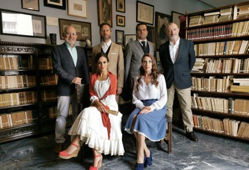 Los actores, Vigorra y Pérez-Reverte en el museo de Los Quintero