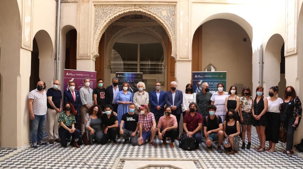 Mar Sánchez Estrella y José Lucas Chaves con miembros de las compañías participantes en el festival