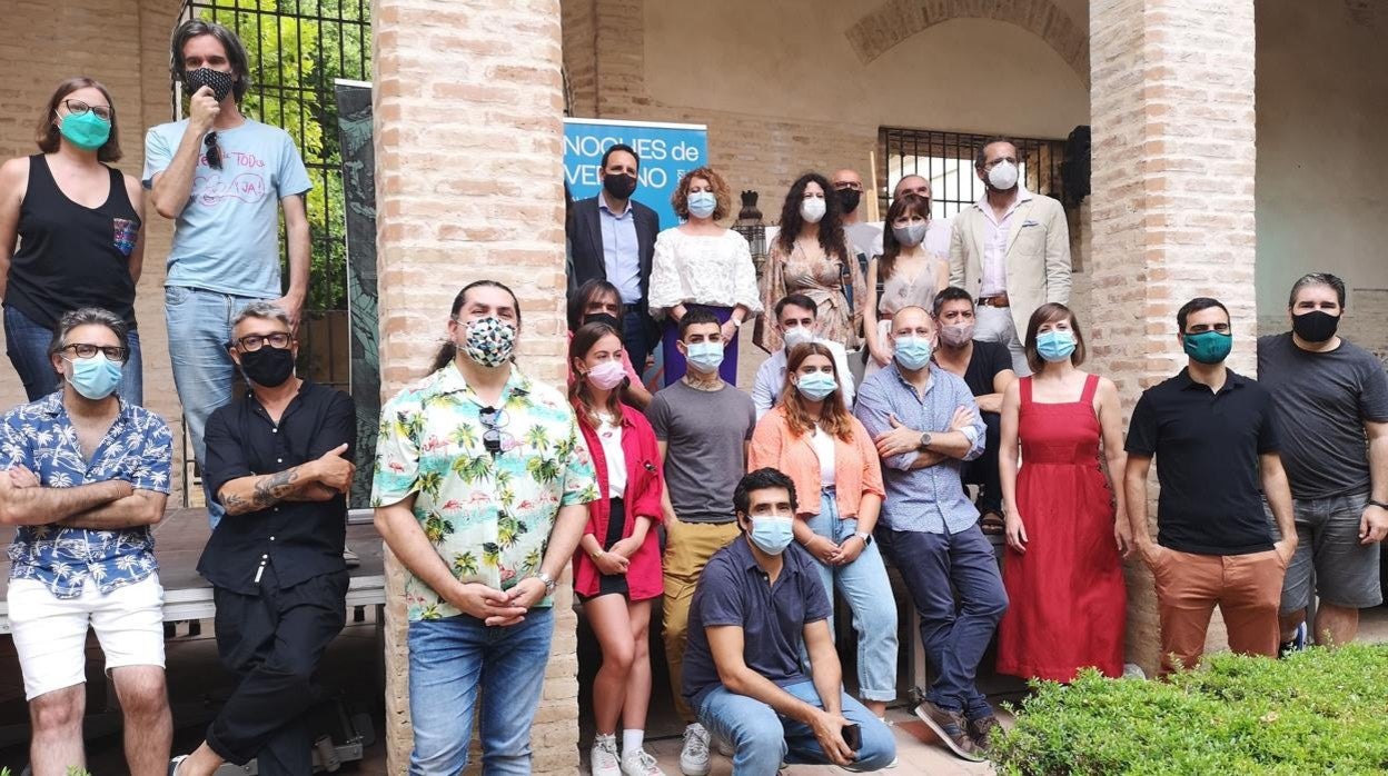 La delegada Adela Castaño este martes junto a miembros de las compañías participantes