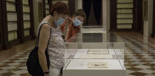 Visitantes disfrutando e la exposición en el Archivo de Indias de Sevilla