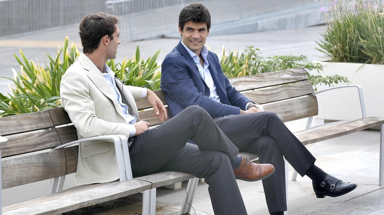 Los matadores de toros sevillano Rafael Serna y Pablo Aguado