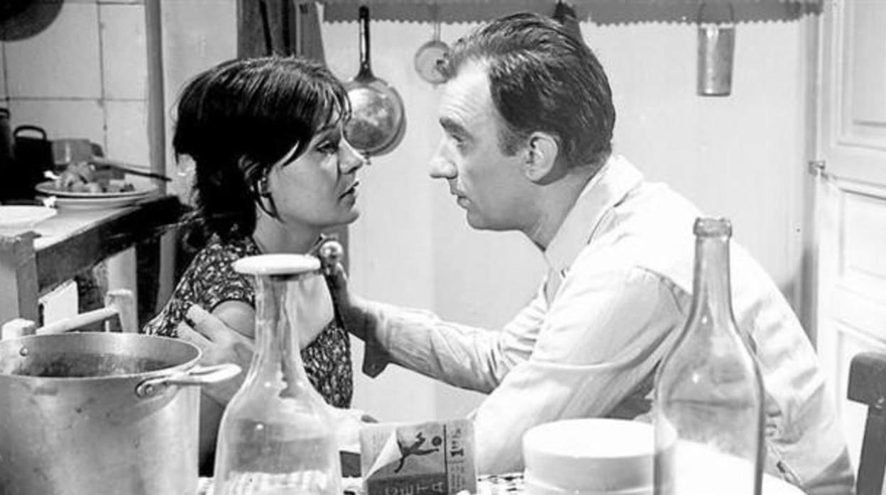 Lina Canalejas y Fernando Fernán Gómez en una escena de ‘El mundo sigue’, película que cayó en el olvido tras su estreno en 1965