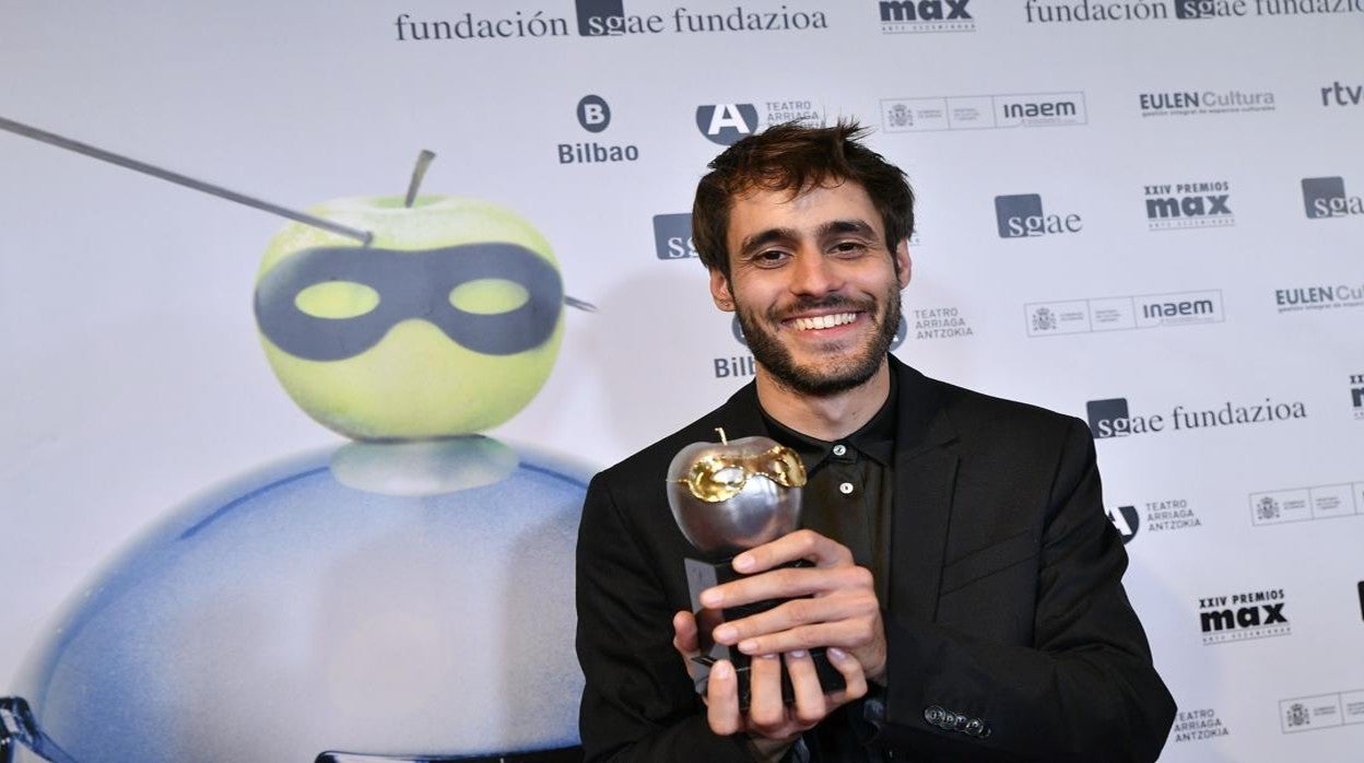 Fernando Delgado Hierro tras recoger el Max de Autoría revelación