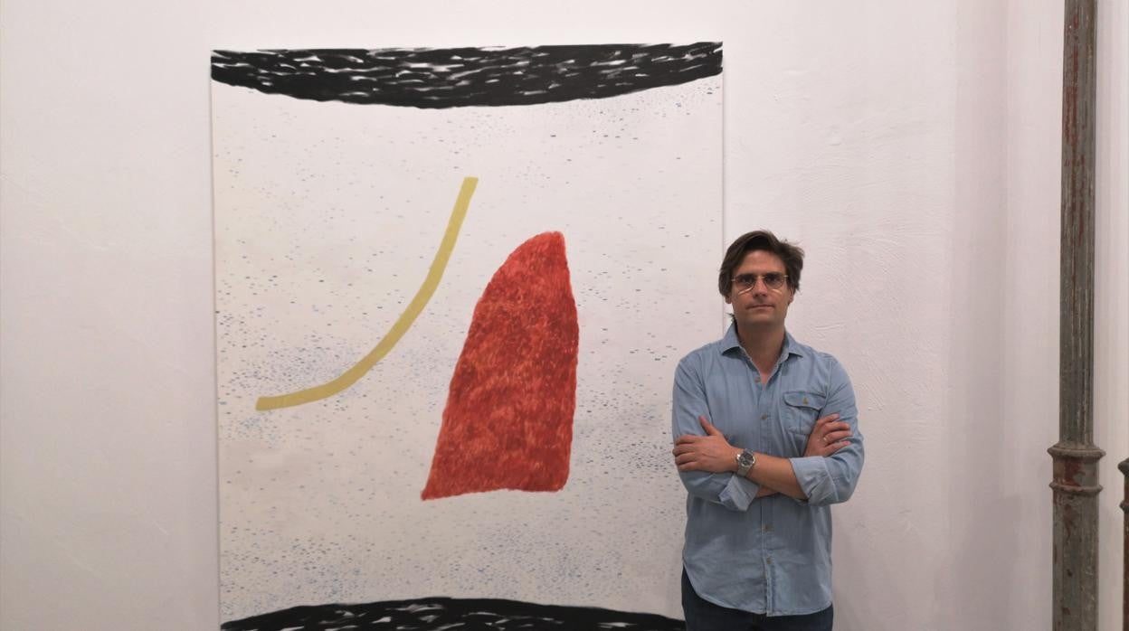 Federico Jaime ante una de sus obras en la Magasé Art Gallery