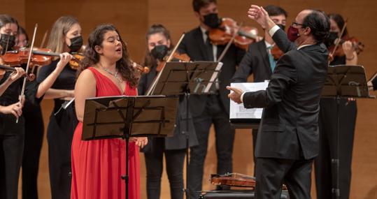 La soprano Julia Moya durante la actuación