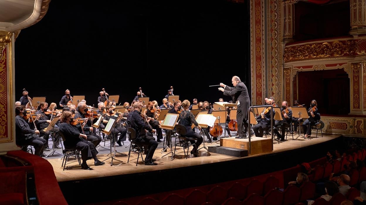 Marc Soustrot dirigiendo a los músicos de la Sinfónica en la boca del escenario del Lope de Vega