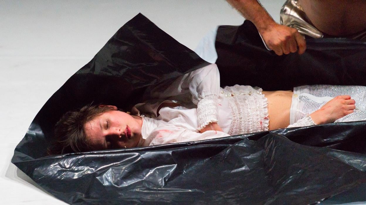 Uno de los momentos de la obra de Jan Lauwers 'Billy's violence'