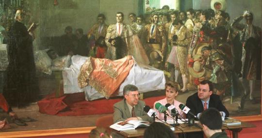 Ángel Castro, Maribel Montaño y Juan Carlos Cabello, en la inauguración de la exposición que el Museo de Bellas Artes dedicó a Villegas en 2001