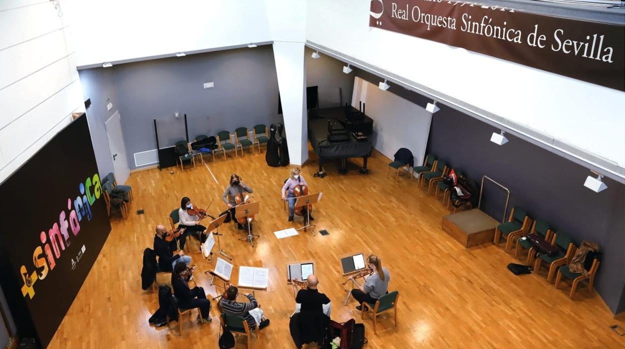 Un momento del ensayo del octeto formado por músicos de la Sinfónica que actuará este sábado