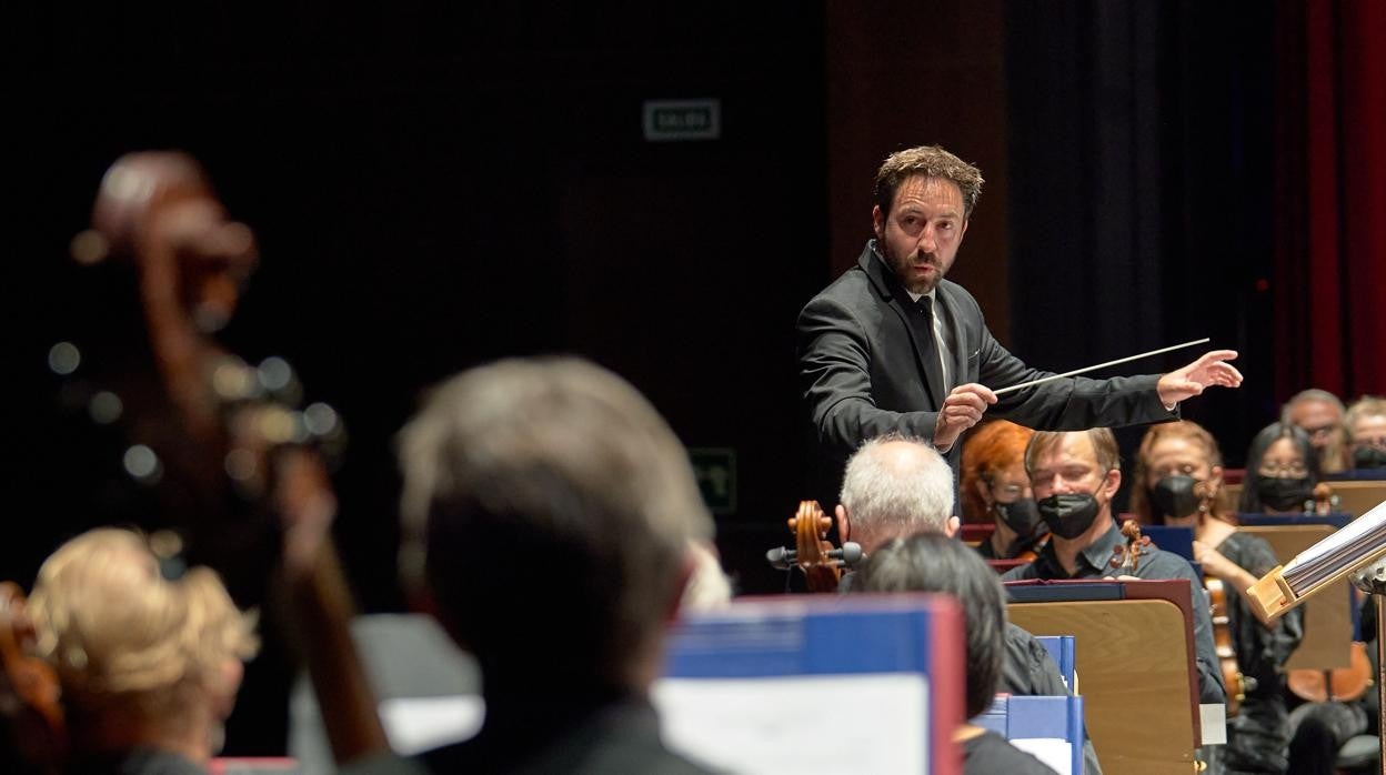 Marc Timón estuvo al frente de la Sinfónica durante el concierto en el Cartuja Center Cite